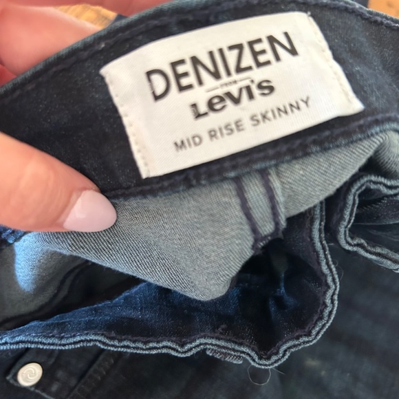 Mid Rise Levi’s - Picture 2 of 5